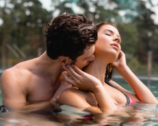 10 Hot Kissing Techniques That Will Make Her Weak on Her Knees